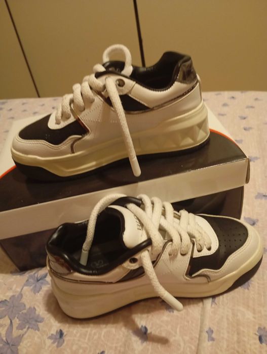 Adidași Valentino Garavani nr.36