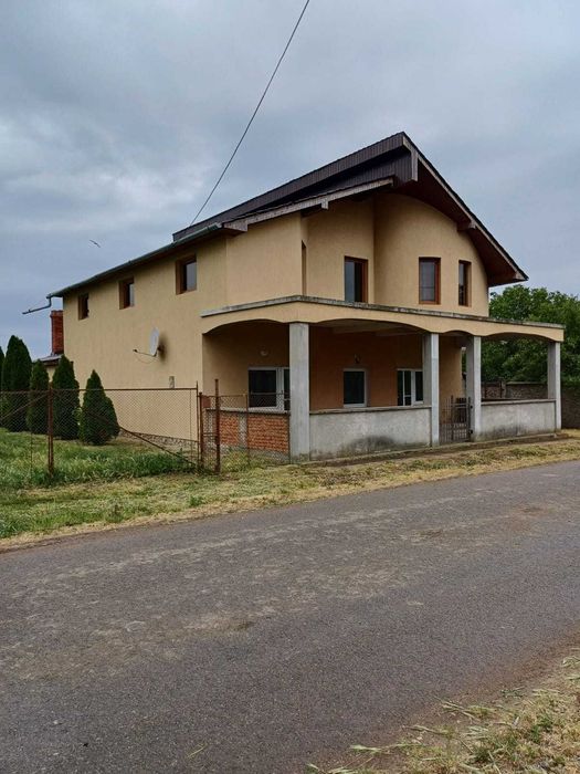 Casă cu etaj de vânzare