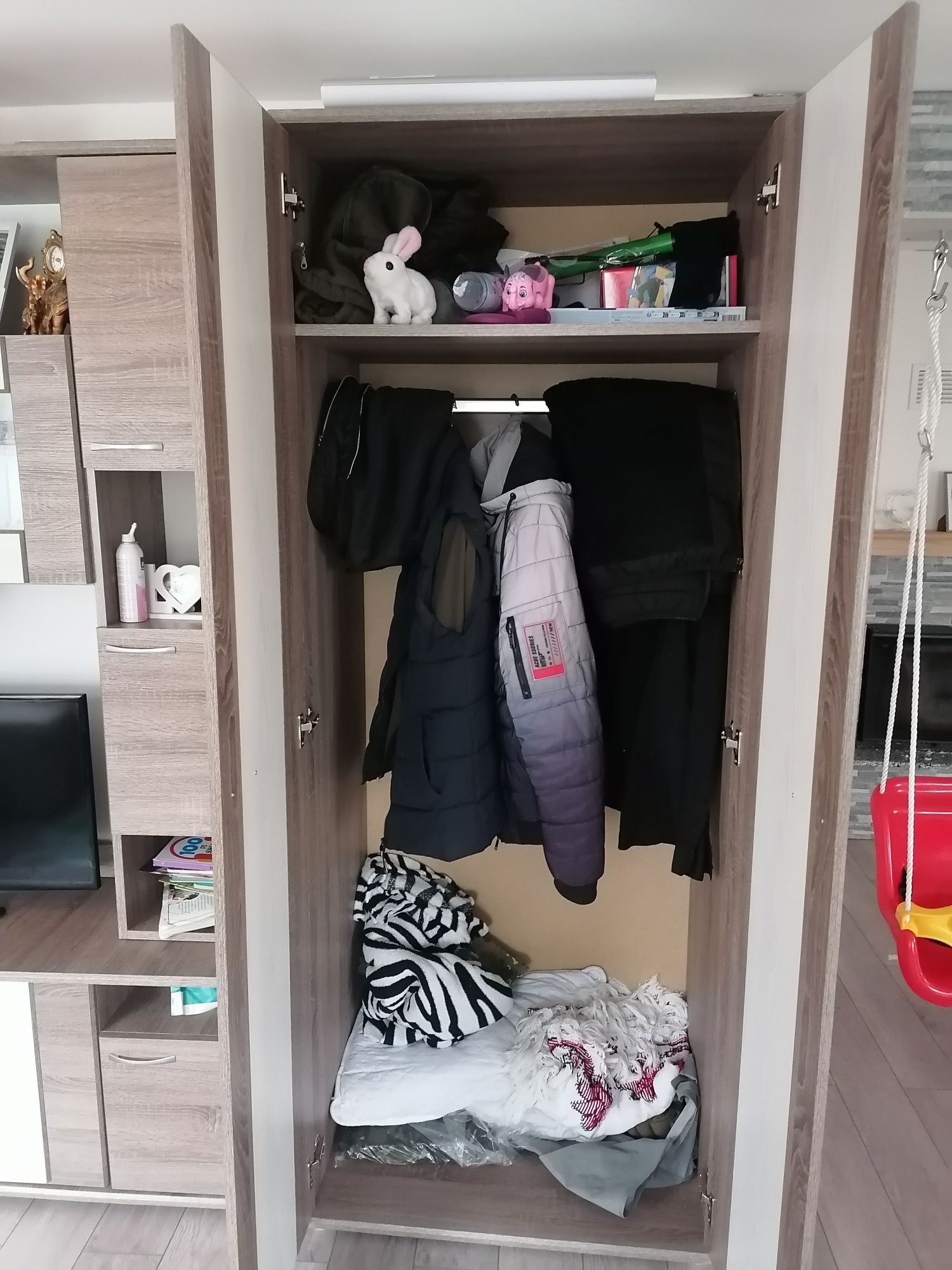 Vând mobila de living