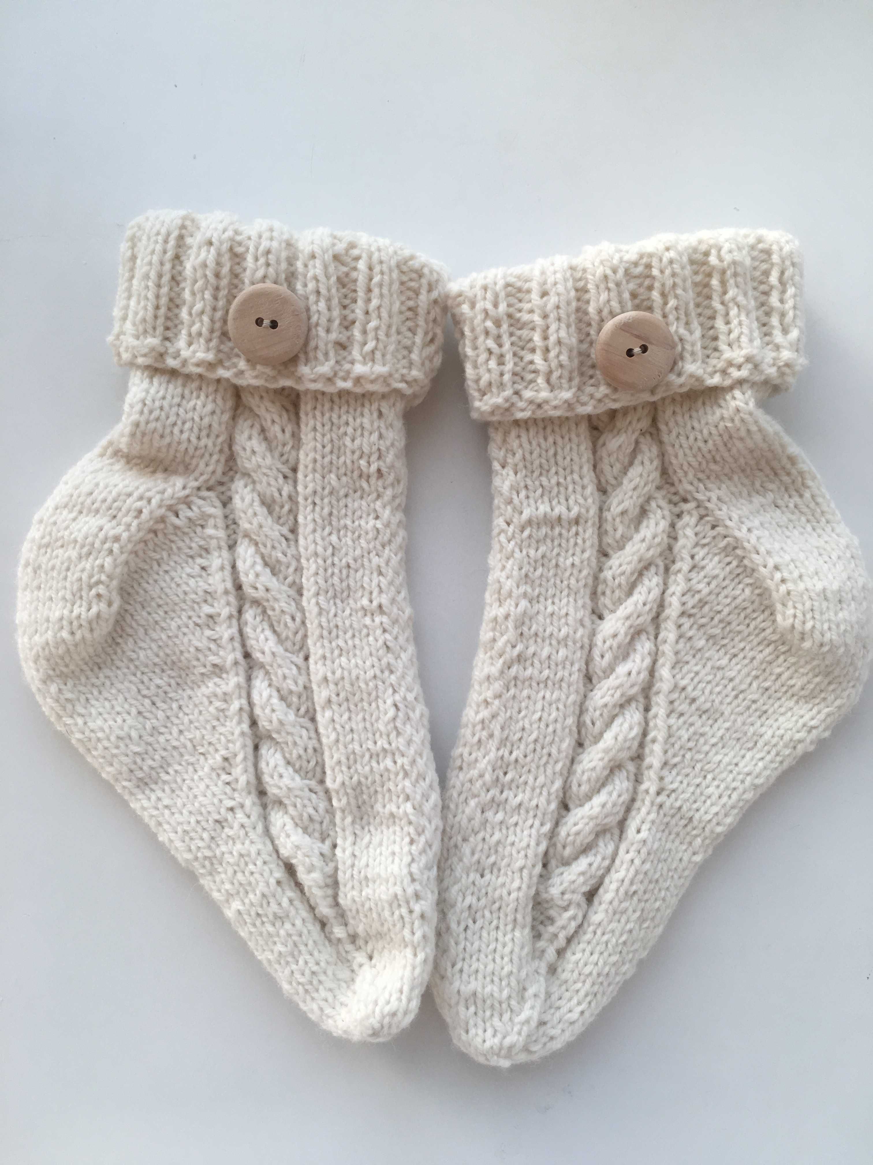 Ciorapi tricotati manual/din lana alba cu nasture din lemn