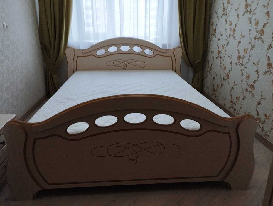 Кровать деревянная