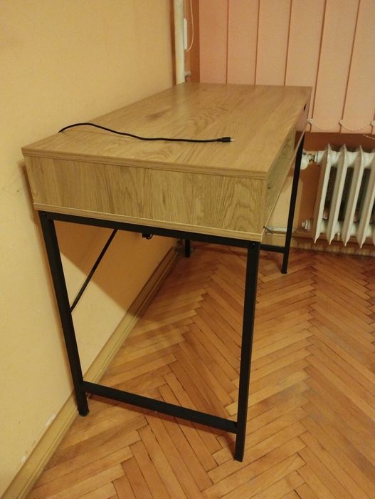 Продавам много удобно и компактно бюро