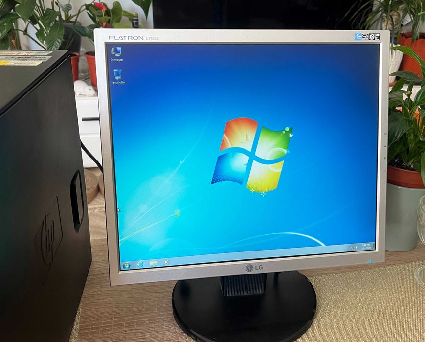 Sistem PC cu monitor Intel E8400, SSD de 120 Gb, LCD 17 inchi