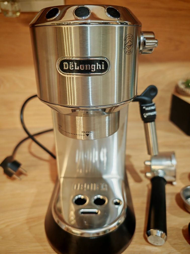Espressor manual DELONGHI Dedica Style EC685