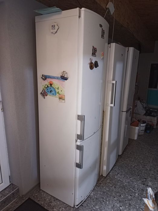 Vând 2 combine frigorifice și un congelator no frost
