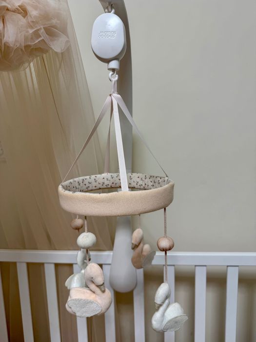 Нежна бебешка въртележка с лебеди