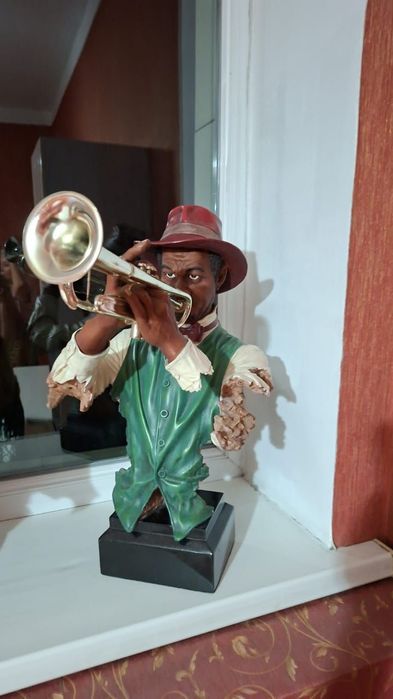 Статуэтки музыкантов.