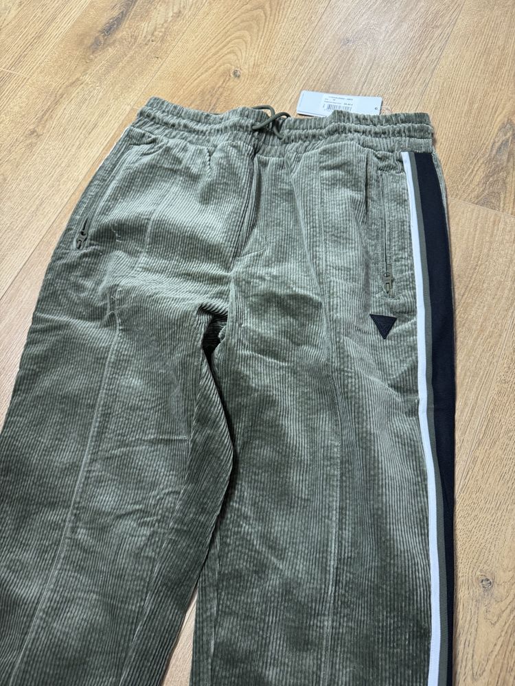 Pantaloni Guess, noi cu eticheta