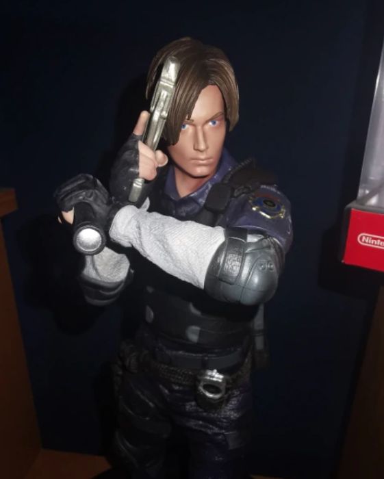 Figurina Leon S. Kennedy Resident Evil 2 32 cm