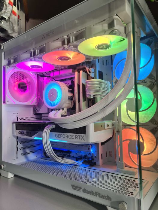 Ryzen 7 9800X3D/32GB GDDR5/2TB SSD NVME/RTX 5070TI-16GB