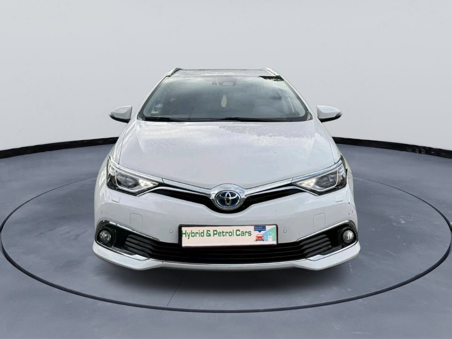 Vand Toyota Auris 1.8 Hybrid usor avariata