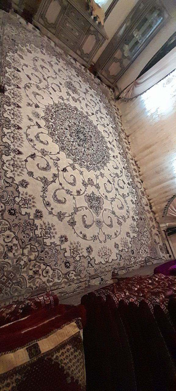 Gilam sotiladi  6ga 4