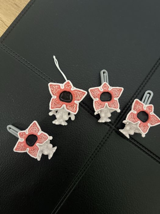 Фигурки  киндер  очень странные дела