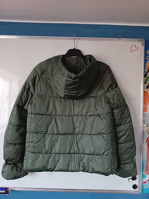 Geacă verde kaki închis matlasată cu glugă, mărime 38, stare bună