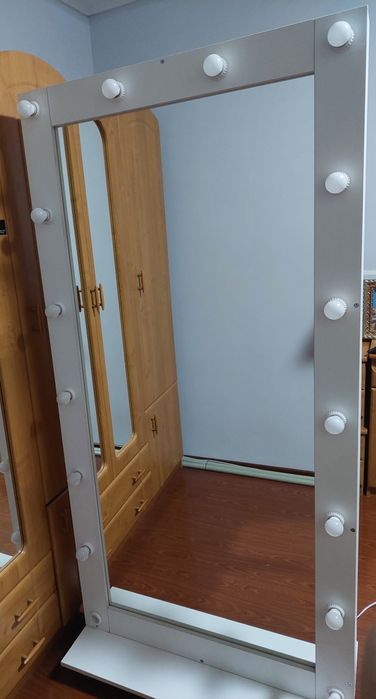 Напольное зеркало с подсветкой