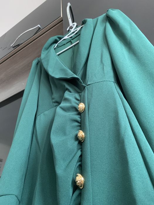 Rochie verde elegantă cu butoni aurii