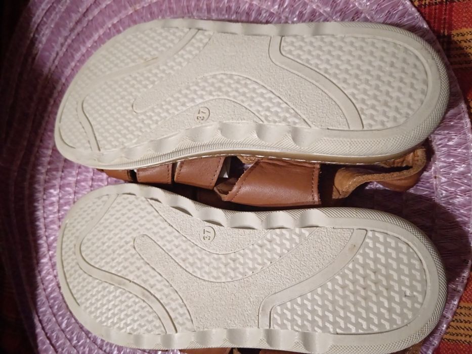 37 номер сандали . Кафяв цвят с затворени пръсти и отворена пета.50лв