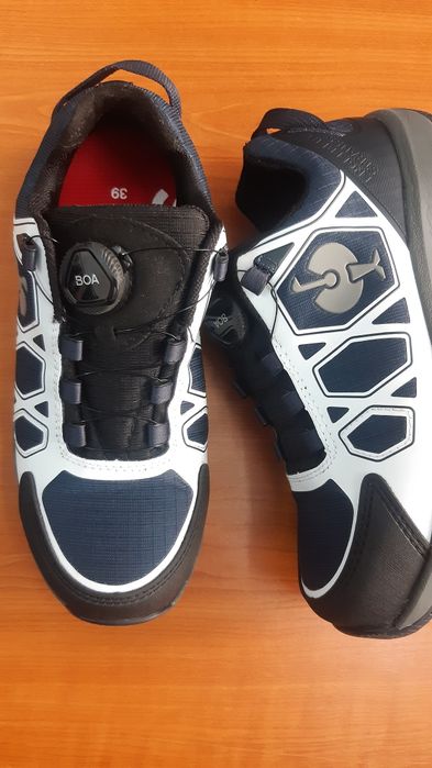 Vând adidași strauss