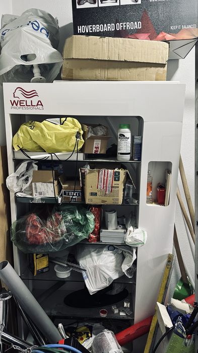 Receptie,scaun coafor,masuta,raft produse wella