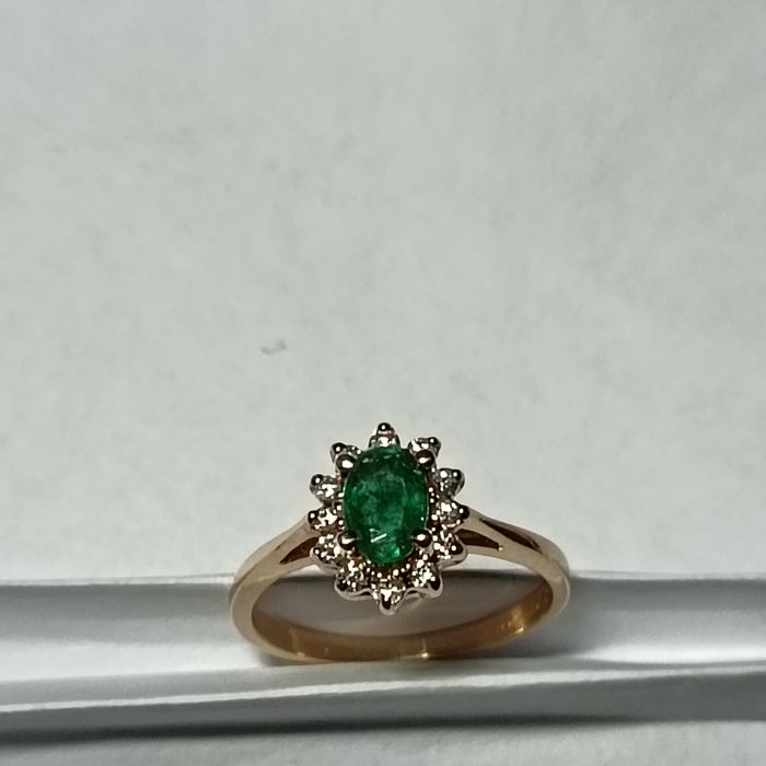 Златен пръстен. Emerald/смарагд/изомруд) и 12 диаманта
