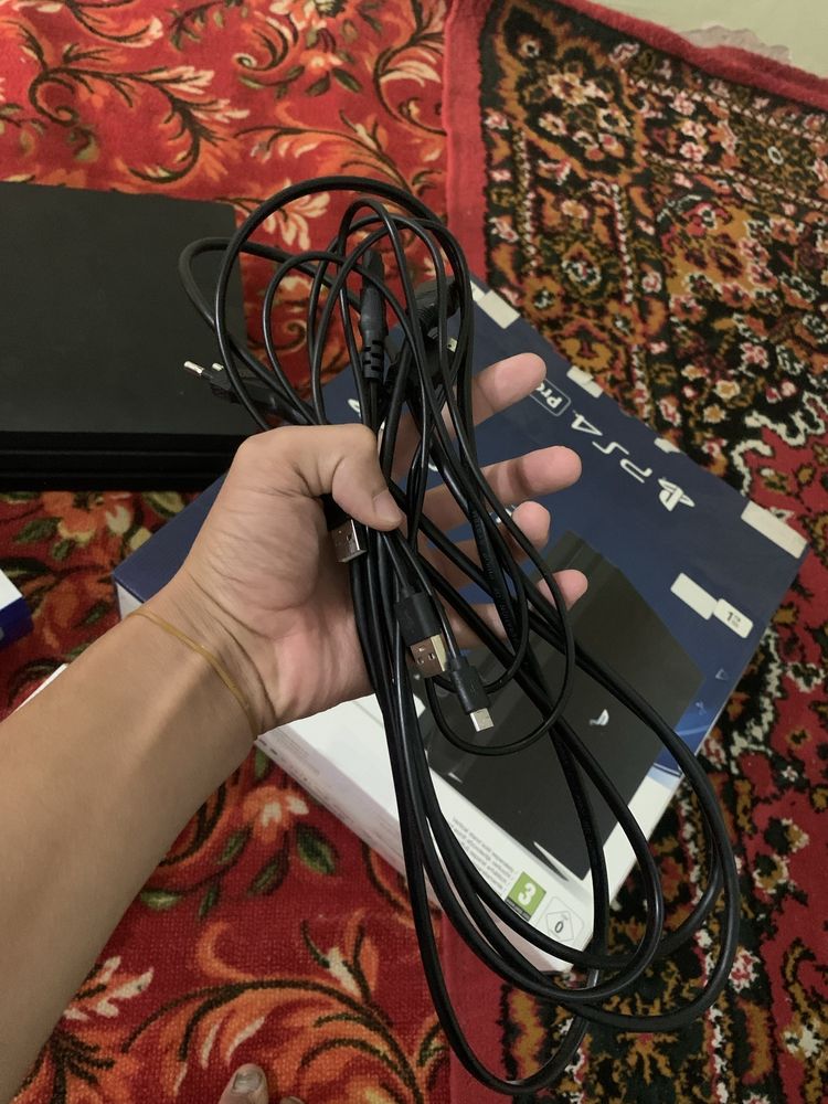 Yengi PS4 PRO srochna sotiladi