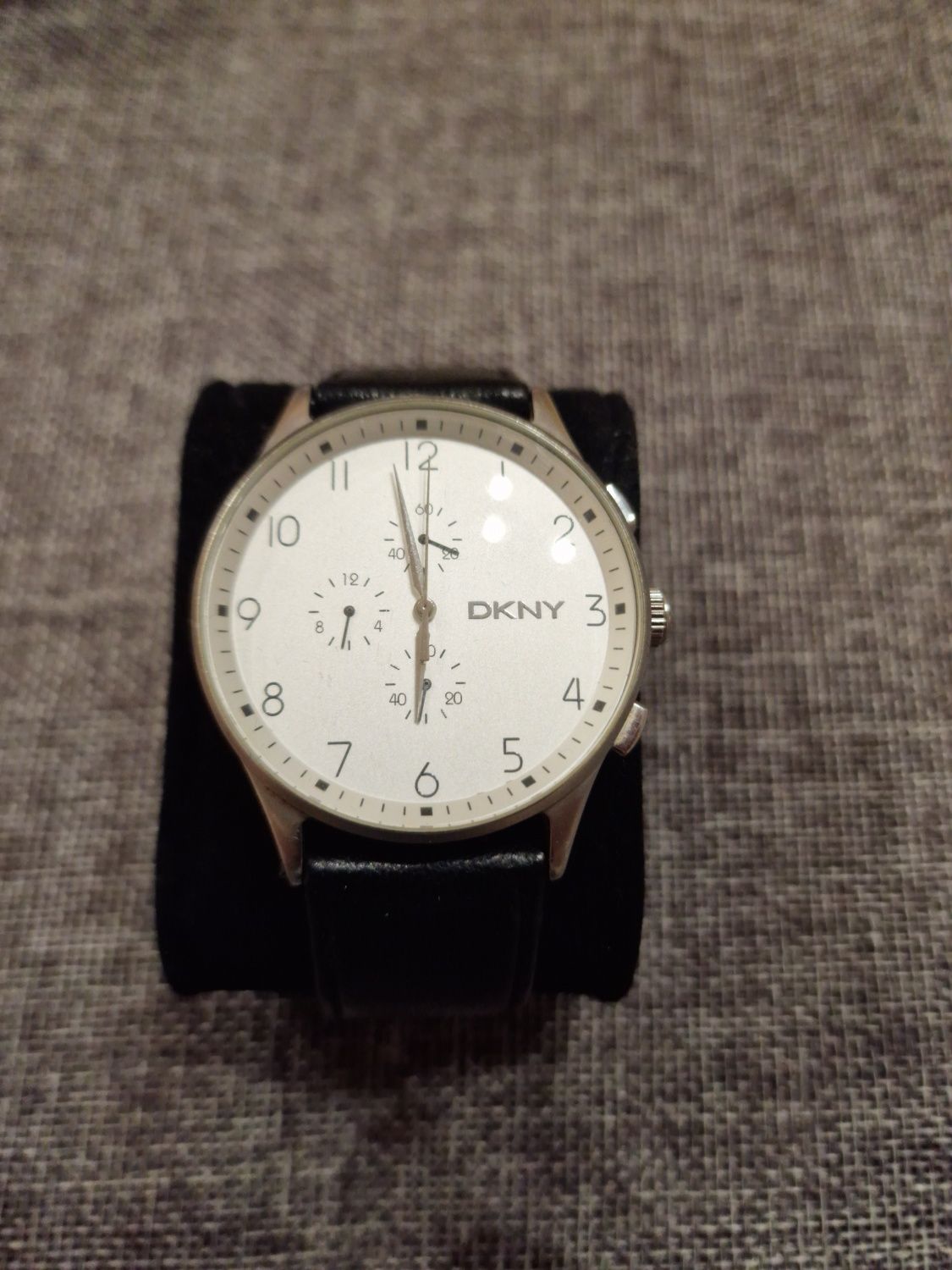 Елегантен часовник DKNY