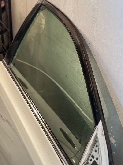 Стекло двери переднее правое Toyota Rav 4