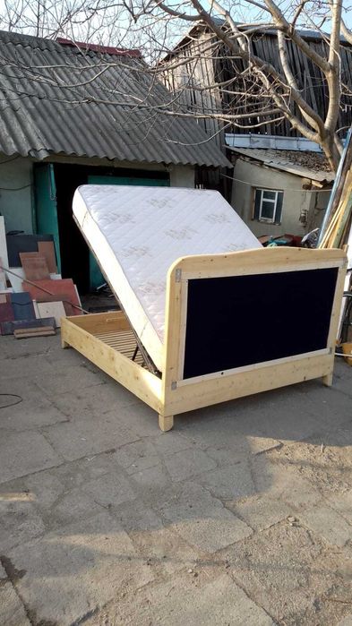 Pat de lem masiv cu somiera si saltea