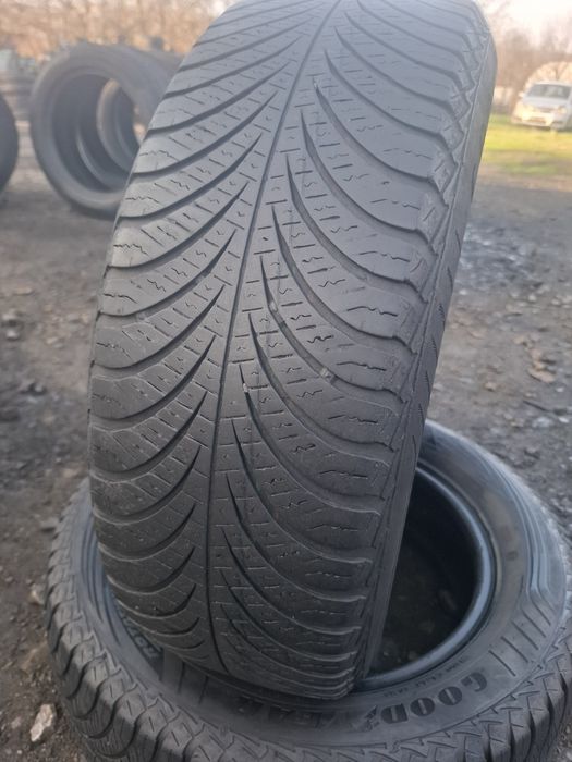 Vand 2 anvelope 185 65 15 goodyear de iarna