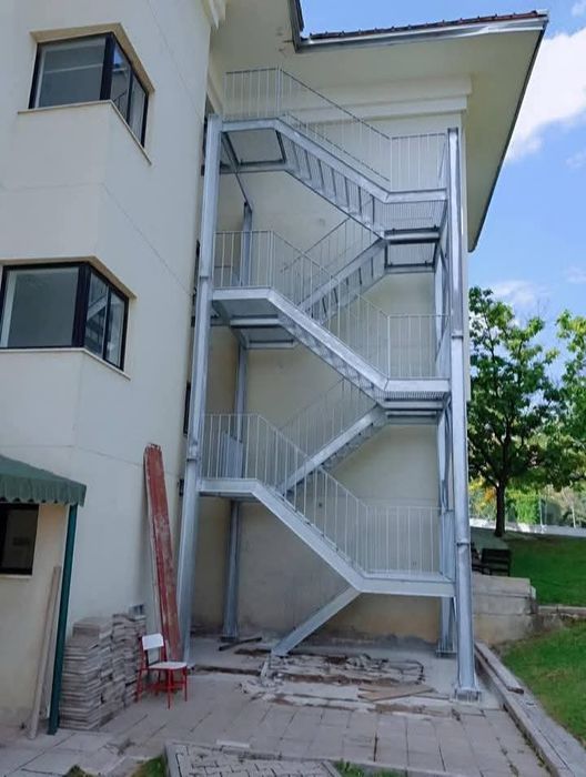 Confectionam scarii metalice zincate exterioare și pentru incendii , p
