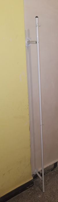 Скари и стойки за стена за слънчеви очила или диоптрични рамки