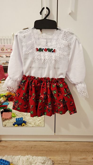 Vând costum tradițional fetiță 3-4ani