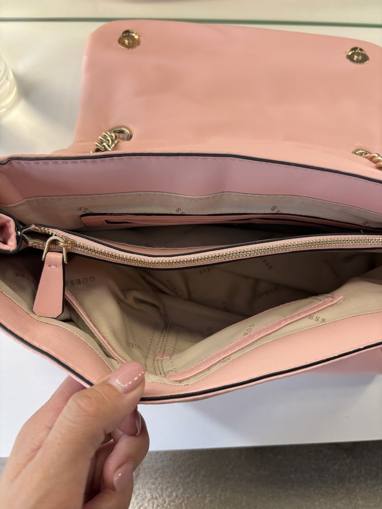 Чисто нова чанта Guess