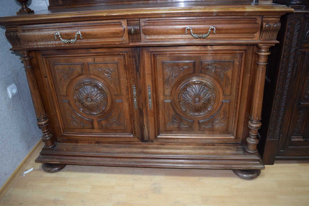 Старинен бюфет масив орех.