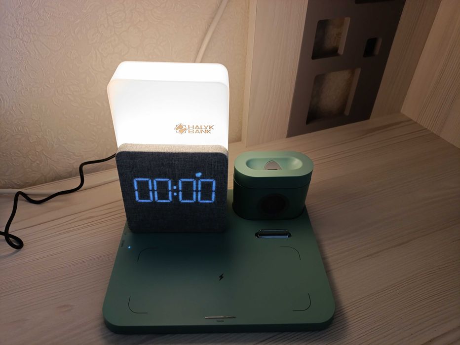 Часы с лампой и беспроводной зарядкой для телефона