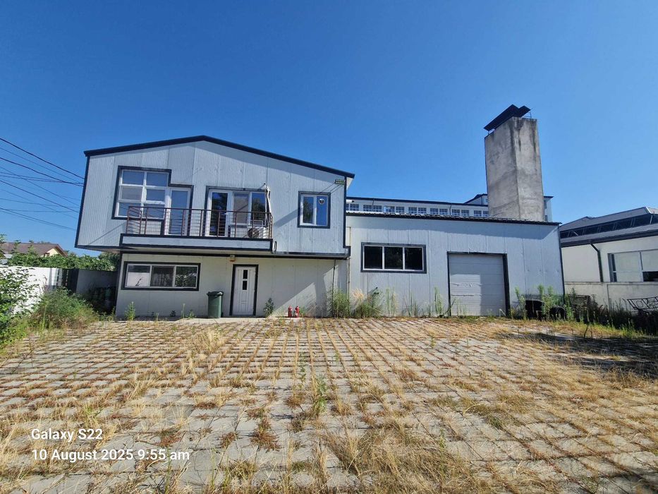 Hala industrială modernă cu teren