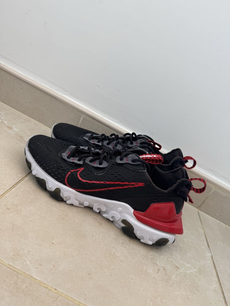 Продавам обувки Nike React Vision