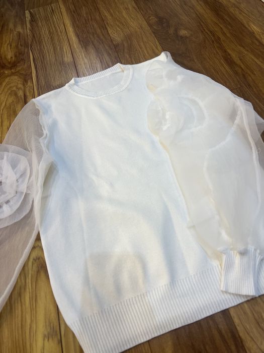 Бял пуловер с прозрачни ръкави