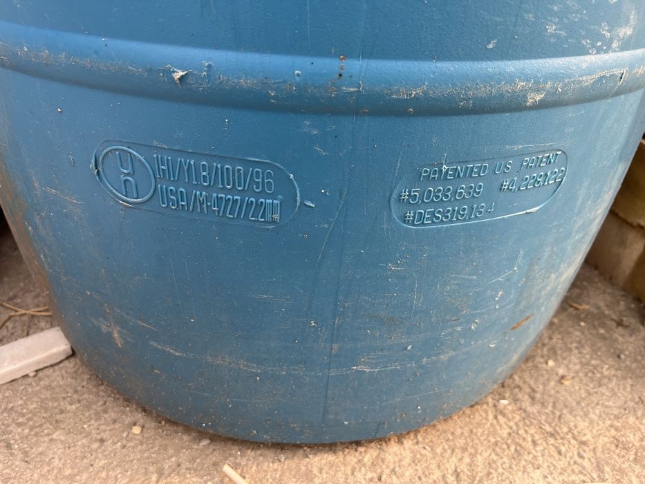 Чистая пластмассовая бочка 200 литровая