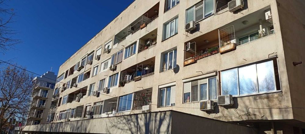 Продава двустаен апартамент в центъра срещу сградата на Общината