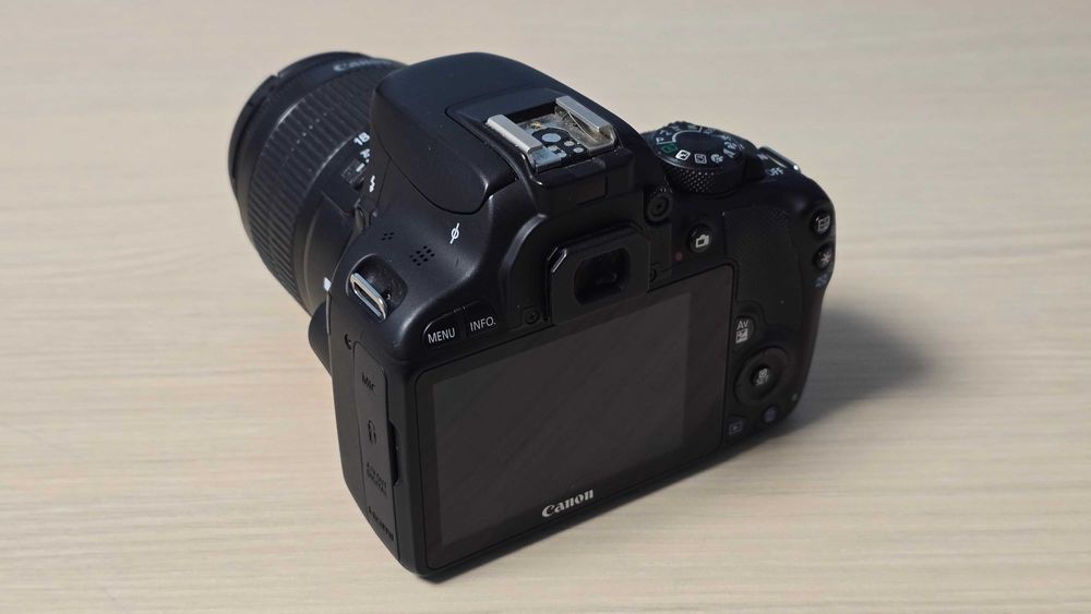 Canon EOS 100D, 18MP ca nou