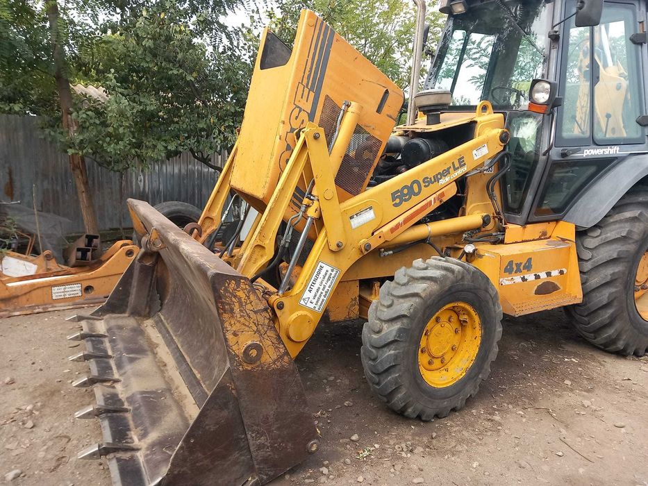 Vand sau dezmembrez buldoexcavator case