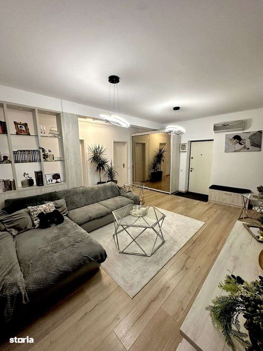 Proprietar: vând  apartament 3 camere cu terasă spațioasă