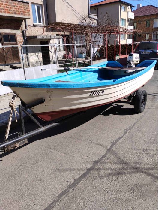 Рибарска лодка с двигател Johnson