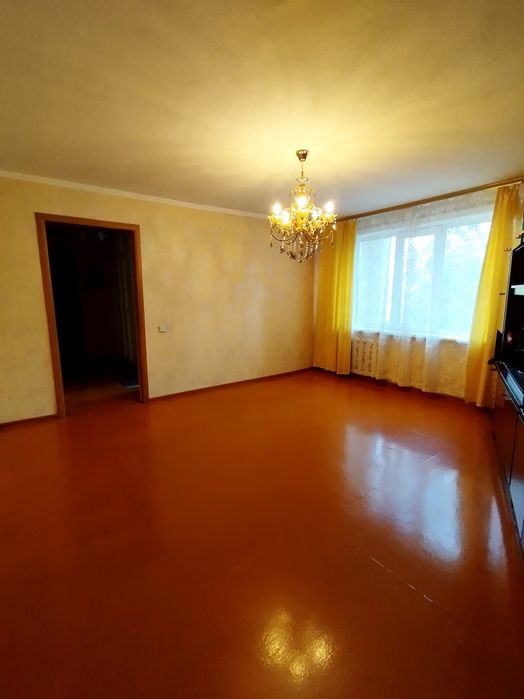 Продам 4-комнатную квартиру в центре