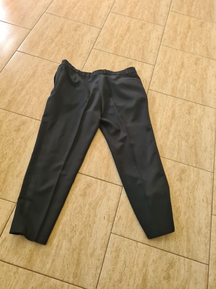 Vind pantaloni bărbați cu fermoar  în stare bună  115 lățime  și 105 L
