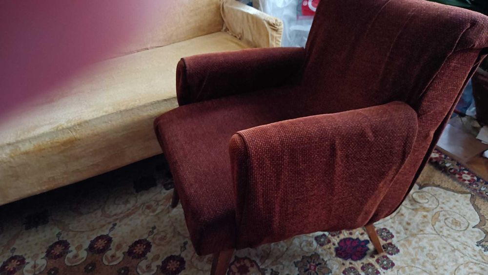 Подарявам разтегателен диван, две кресла, две табуретки и маса .