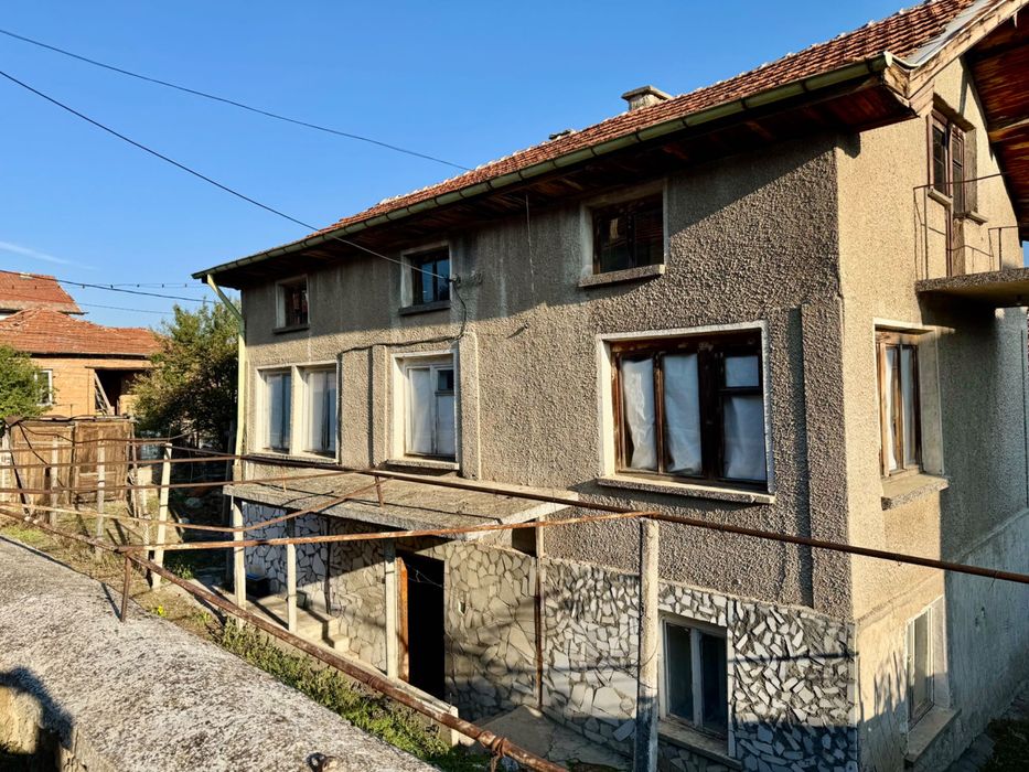 Продава се масивна къща в с. Бъта, общ. Панагюрище, обл. Пазарджик