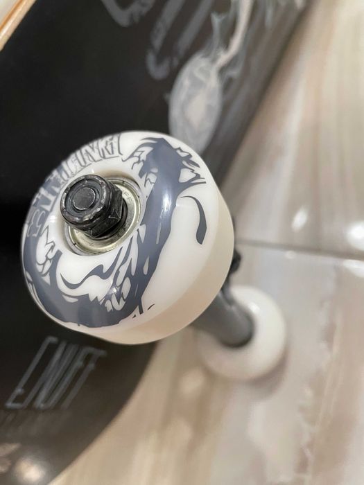 Skateboard nou / casca