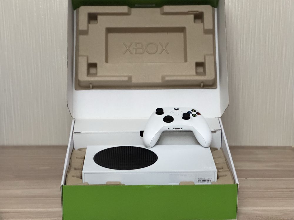 Продаю приставку Xbox Series S